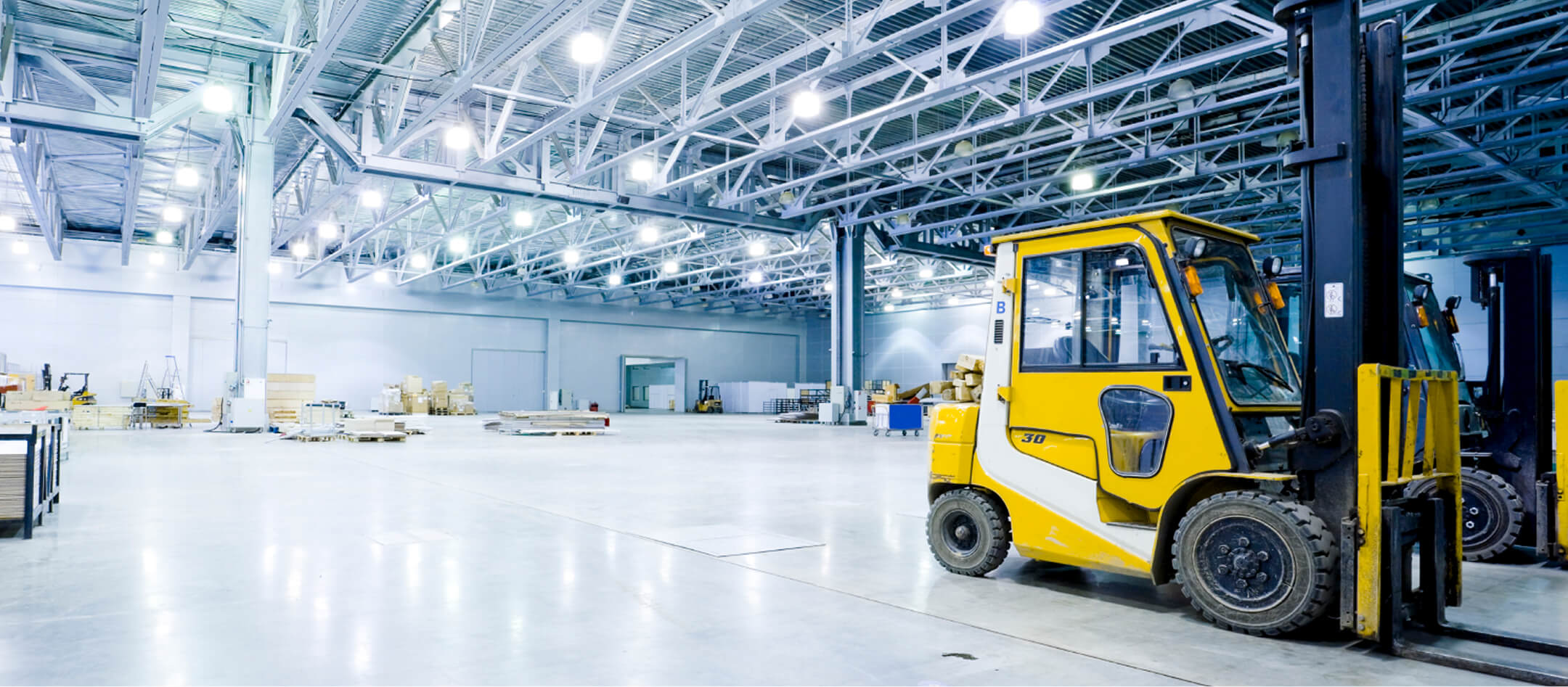 Industriehalle mit Gabelstapler – Symbol für Produktionsunternehmen und Mittelstand