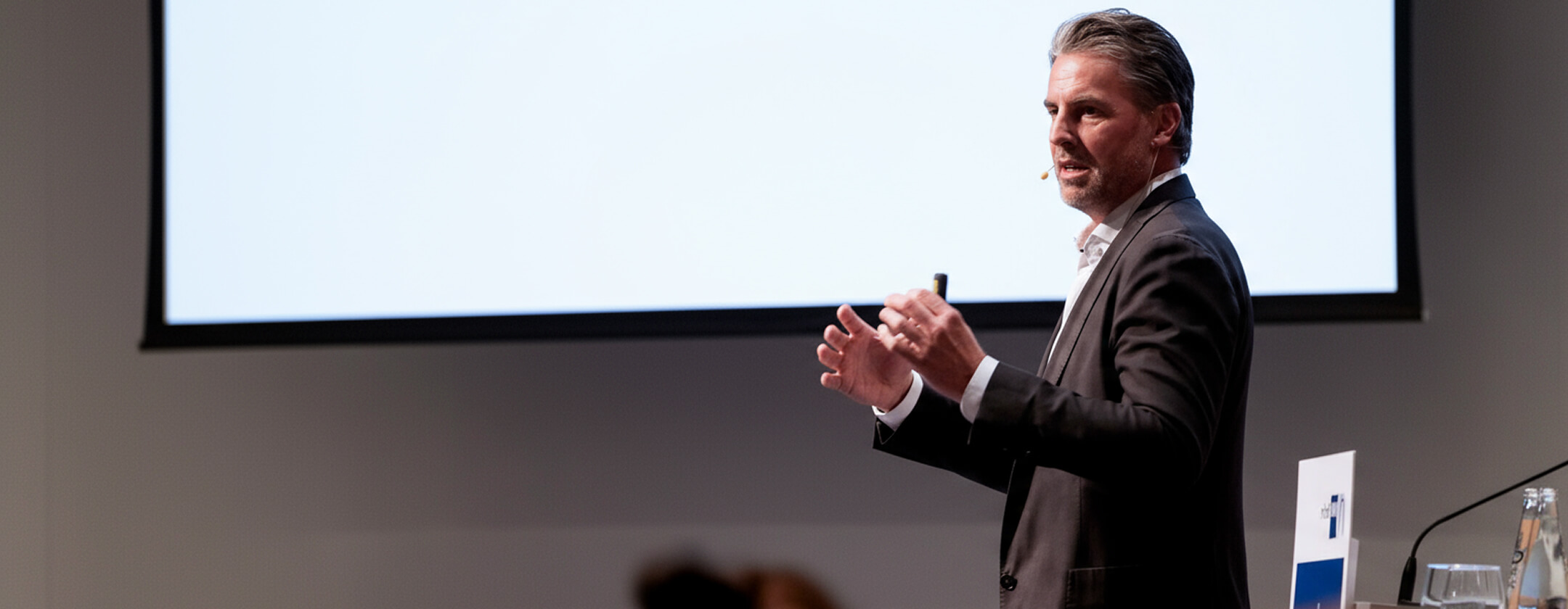 Geschäftsmann bei Präsentation – Darstellung von Beratung und Führungskompetenz