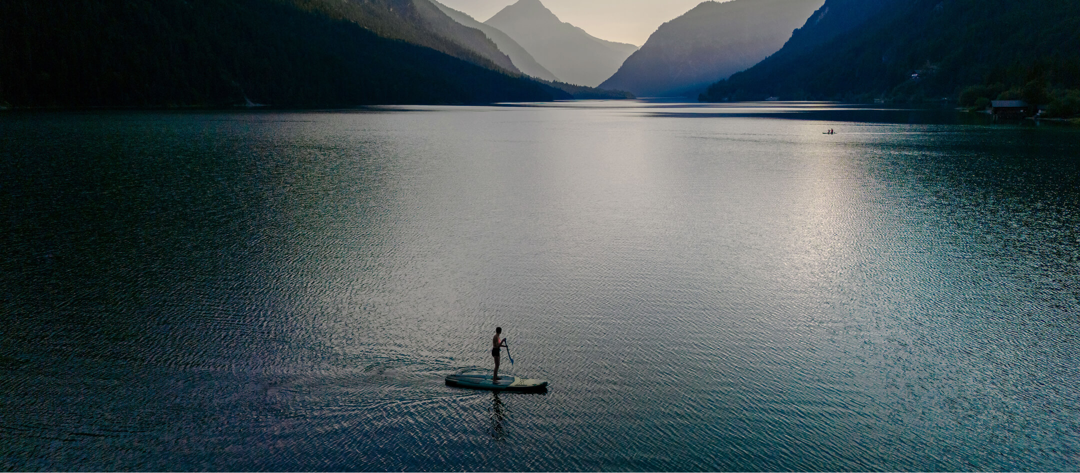 Person auf Paddleboard – Symbol für Balance und Weitsicht im Unternehmertum