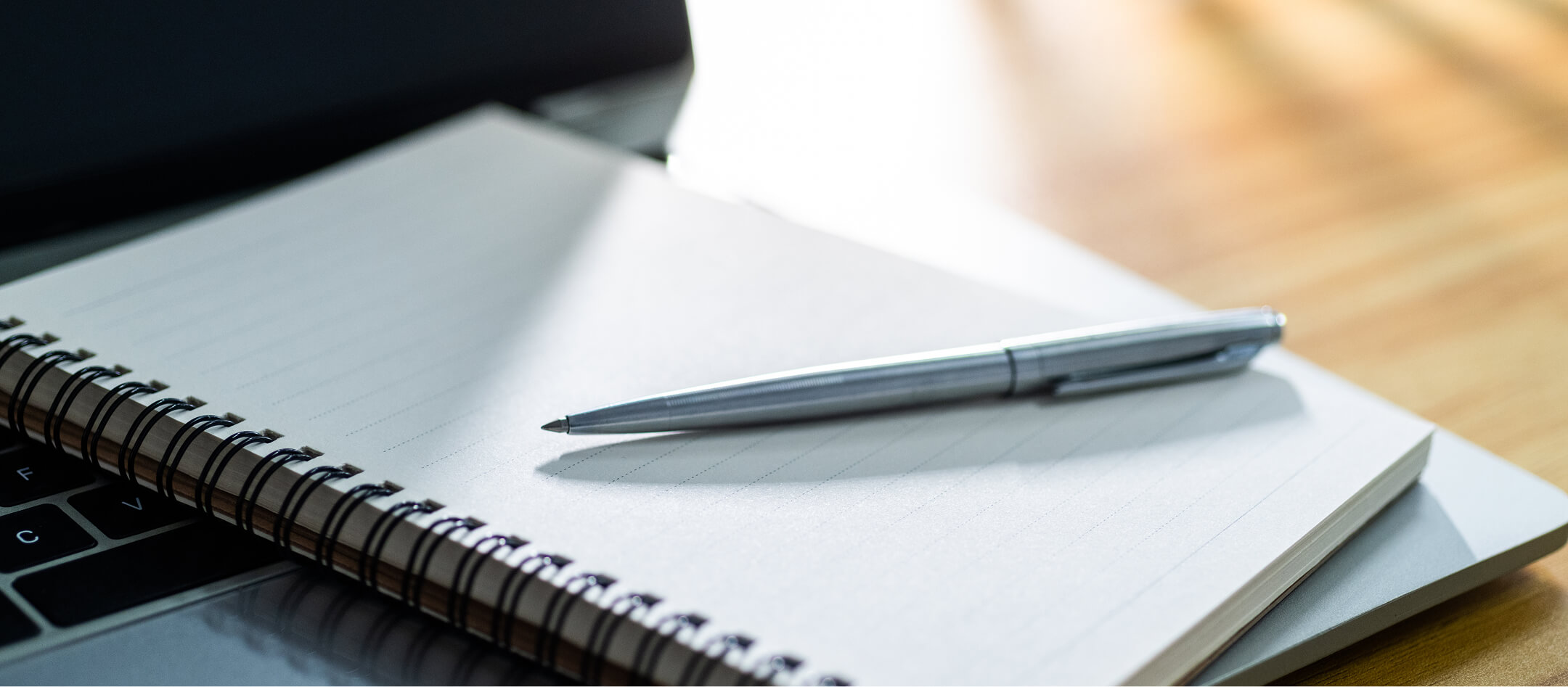 Kugelschreiber auf Notizbuch – Konzept für strukturierte Projektarbeit